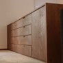 Sideboard-Rosenheim-Eiche-Astig-Gebeitzt-Lackiert-Griff-Edelstahl-Quest-Immobilien-Alte-Spinnerei-Kolbermoor-Weyarn-Muenchen-Schreinerei-Hoehensteiger-Seitenansicht-Rechts