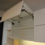 Stadtwerk-Rosenheim-Teekueche-Gross-Weiß-Hpl-Beschichtet-Corian-Schreinerei-Hoehensteiger-Klappfront-Rechts