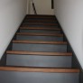 Treppe-Rosenheim-Eiche-Astig-Gebeitzt-Lackiert-Metallwangen-Quest-Immobilien-Alte-Spinnerei-Kolbermoor-Weyarn-Muenchen-Schreinerei-Hoehensteiger-Frontansicht-01