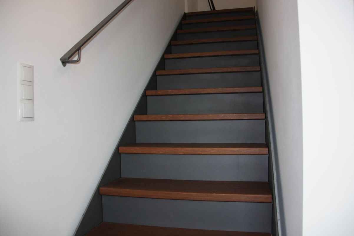 Treppe-Rosenheim-Eiche-Astig-Gebeitzt-Lackiert-Metallwangen-Quest-Immobilien-Alte-Spinnerei-Kolbermoor-Weyarn-Muenchen-Schreinerei-Hoehensteiger-Frontansicht